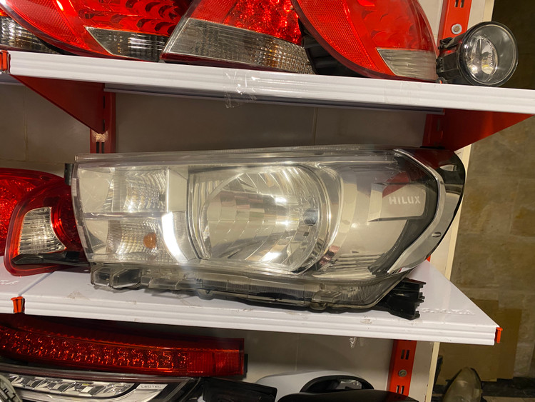 چراغ جلو تویوتا هایلوکس ۲۰۱۲/۲۰۱۵ سمت چپ ( راننده ) استوک اورجینال